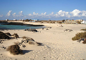 Sandstrand direkt vor der Haust&uuml;r der Ferienwohnung in Cotillo