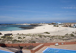 pool and panoramic sea view of the lagoons in Fuerteventura - El Cotillo