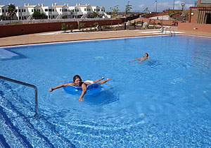 big swimming pool in Cotillo with private apartments for holiday rentals